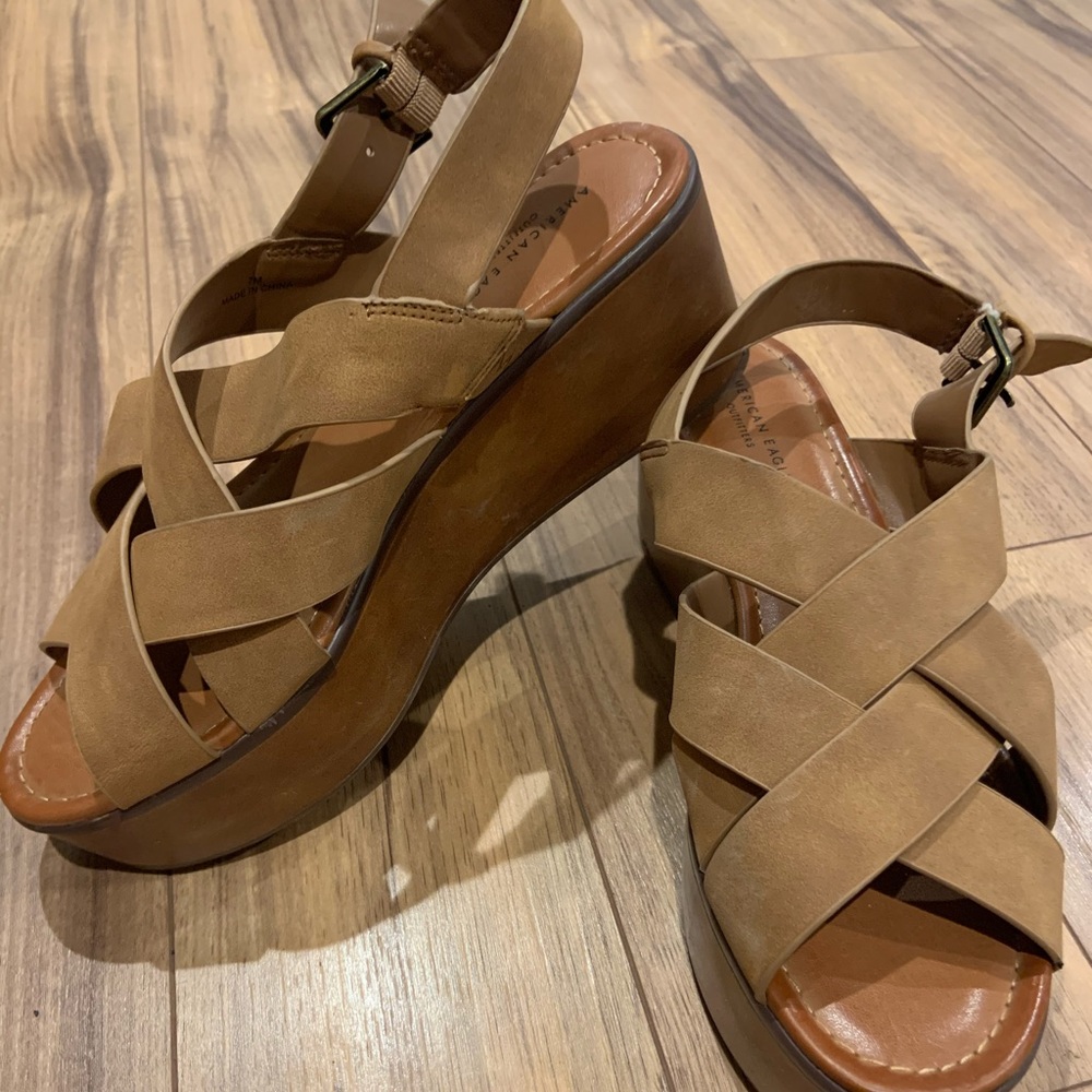 NWOT AE Brown platform sandals, size 7